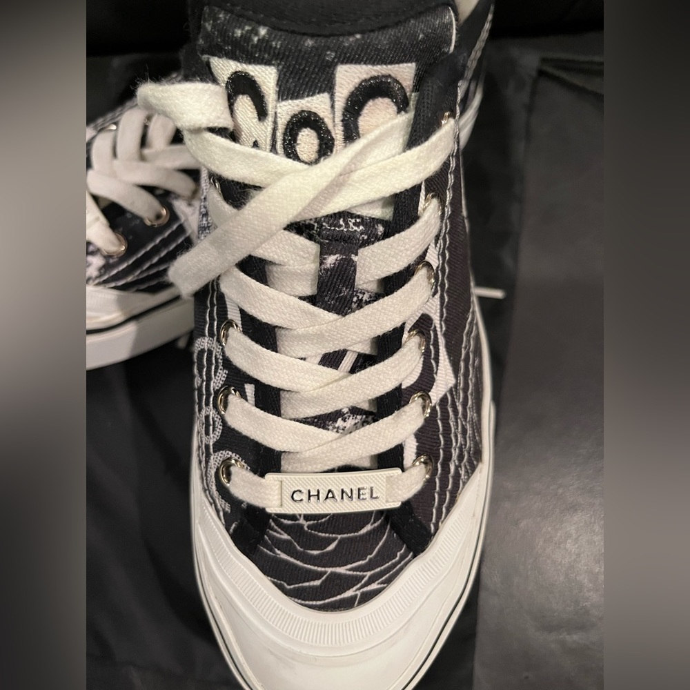 Pre loved Chanel black and white graffiti, logo lowtop sneakers, (39). - Picture 4 of 12